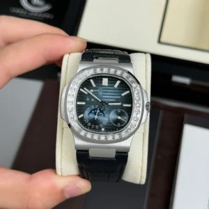 dongho2-ninhbinhweb-top-XRE26TDPnLkjhRX.webp Patek Philippe Nautilus 5722G-001 40mm Custom Moissanite Baugette Blue Dial – Handcrafted Diamond