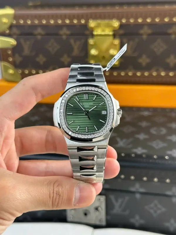 z6840399646570_c8a7ec5c21a0ef80fdb6c50cd27abc45-1.webp Patek Nautilus 5713G Green Dial 40mm Moissanite – Handcrafted Diamod